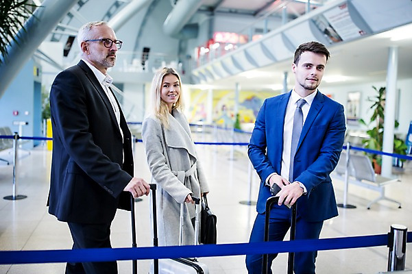 포토 JPG 서양인 여자 노년 남자 실내 서기 성인 앞모습 아웃포커스 세명 캐리어 비즈니스맨 비즈니스우먼 공항 동료 출장 공항라운지 성인만 국내포토 외국인 뷰포인트 비즈니스 관계 교통시설 모션 촬영기법 사람 내부 여행가방 직장인 라운지 파일형식