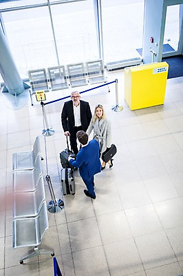 포토 JPG 전신 서양인 여자 노년 남자 의자 출입구 실내 서기 성인 세명 하이앵글 캐리어 올려보기 비즈니스맨 비즈니스우먼 공항 동료 출장 게이트 공항라운지 성인만 국내포토 외국인 뷰포인트 가구 비즈니스 관계 교통시설 모션 사람 내부 여행가방 직장인 라운지 파일형식