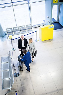 포토 JPG 전신 서양인 여자 노년 남자 의자 출입구 실내 서기 성인 세명 하이앵글 캐리어 비즈니스맨 비즈니스우먼 공항 동료 출장 게이트 공항라운지 성인만 국내포토 외국인 뷰포인트 가구 비즈니스 관계 교통시설 모션 사람 내부 여행가방 직장인 라운지 파일형식