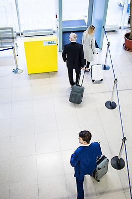 포토 JPG 전신 서양인 여자 노년 남자 출입구 실내 성인 뒷모습 세명 하이앵글 캐리어 비즈니스맨 비즈니스우먼 공항 출장 게이트 공항라운지 성인만 국내포토 외국인 뷰포인트 비즈니스 교통시설 사람 내부 여행가방 직장인 라운지 파일형식