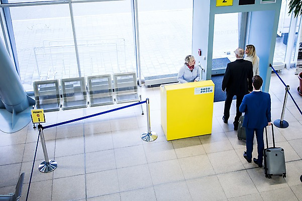 포토 JPG 전신 서양인 여자 노년 남자 출입구 실내 여러명 성인 뒷모습 하이앵글 캐리어 비즈니스맨 비즈니스우먼 공항 출장 게이트 공항라운지 성인만 국내포토 외국인 뷰포인트 다수 비즈니스 교통시설 사람 내부 여행가방 직장인 라운지 파일형식