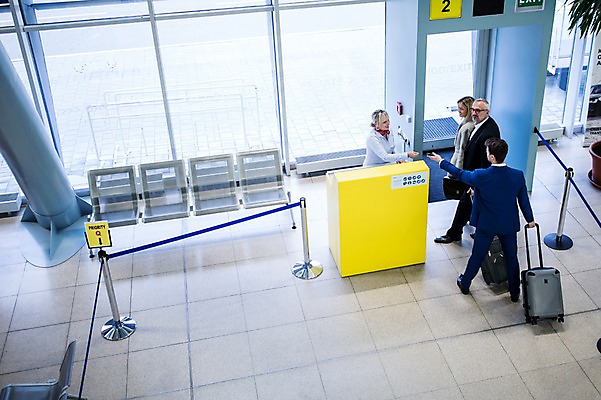 포토 JPG 전신 서양인 여자 노년 남자 출입구 실내 여러명 성인 뒷모습 하이앵글 캐리어 비즈니스맨 비즈니스우먼 공항 출장 게이트 공항라운지 성인만 국내포토 외국인 뷰포인트 다수 비즈니스 교통시설 사람 내부 여행가방 직장인 라운지 파일형식