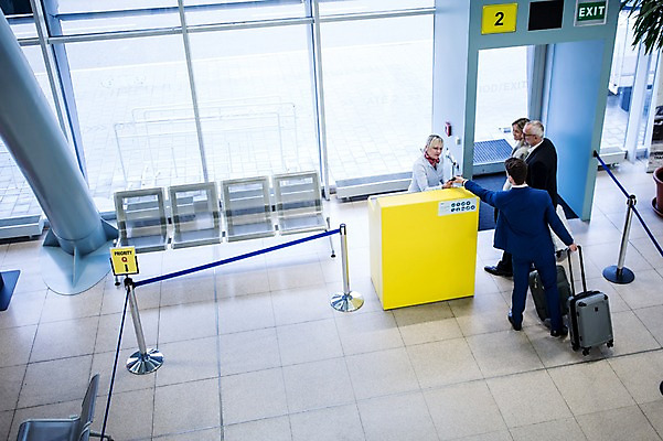 포토 JPG 전신 서양인 여자 노년 남자 출입구 실내 여러명 성인 하이앵글 캐리어 비즈니스맨 비즈니스우먼 공항 출장 게이트 공항라운지 성인만 국내포토 외국인 뷰포인트 다수 비즈니스 교통시설 사람 내부 여행가방 직장인 라운지 파일형식