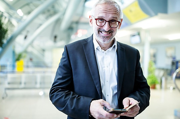 포토 JPG 서양인 노년 남자 안경 실내 한명 웃음 상반신 앞모습 아웃포커스 스마트폰 비즈니스맨 공항 출장 공항라운지 노인남자한명만 국내포토 외국인 1 잡화 뷰포인트 비즈니스 교통시설 촬영기법 표정 사람 성인 내부 핸드폰 스마트기기 직장인 라운지 남자한명만 노인남자만 파일형식