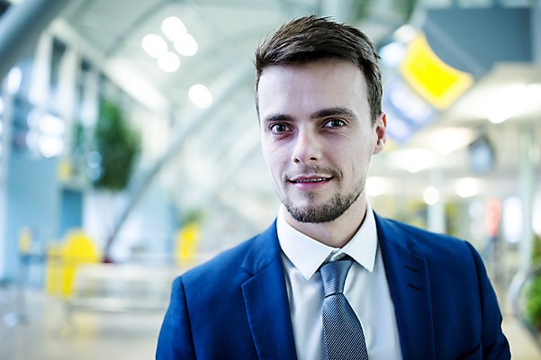 포토 JPG 서양인 남자 실내 한명 웃음 상반신 성인 앞모습 아웃포커스 비즈니스맨 공항 출장 공항라운지 성인남자한명만 국내포토 외국인 1 뷰포인트 비즈니스 교통시설 촬영기법 표정 사람 내부 직장인 라운지 남자한명만 성인남자만 파일형식