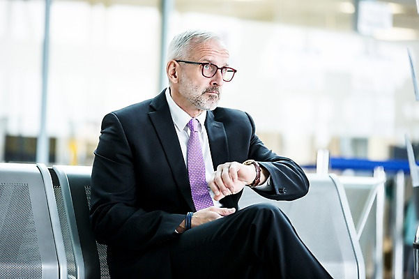 포토 JPG 서양인 응시 노년 남자 의자 실내 한명 앉기 아웃포커스 시간 비즈니스맨 공항 손목시계 출장 공항라운지 노인남자한명만 국내포토 외국인 1 시선 시계 가구 비즈니스 장신구 교통시설 모션 촬영기법 사람 성인 내부 직장인 라운지 남자한명만 노인남자만 파일형식