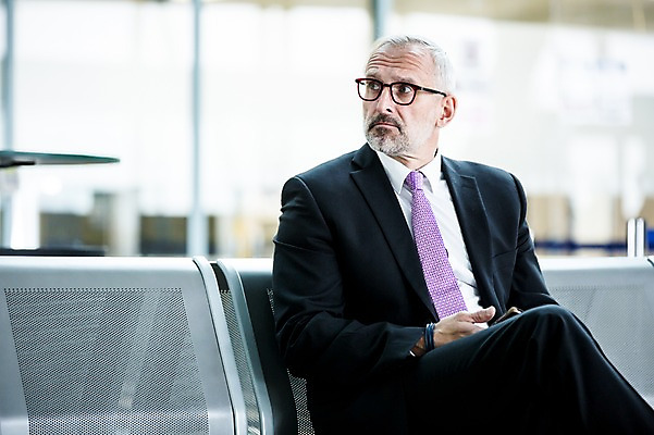 포토 JPG 서양인 응시 노년 남자 의자 실내 한명 앉기 앞모습 아웃포커스 비즈니스맨 공항 출장 공항라운지 노인남자한명만 국내포토 외국인 1 시선 뷰포인트 가구 비즈니스 교통시설 모션 촬영기법 사람 성인 내부 직장인 라운지 남자한명만 노인남자만 파일형식