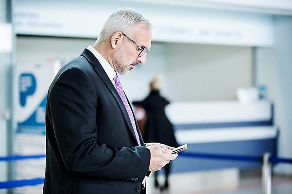 포토 JPG 서양인 노년 남자 실내 상반신 성인 두명 옆모습 아웃포커스 스마트폰 비즈니스맨 공항 출장 공항라운지 성인남자만 국내포토 외국인 뷰포인트 비즈니스 교통시설 촬영기법 사람 내부 핸드폰 스마트기기 직장인 라운지 남자만 성인만 파일형식