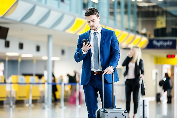 포토 JPG 서양인 여자 남자 실내 서기 여러명 성인 앞모습 아웃포커스 스마트폰 캐리어 비즈니스맨 비즈니스우먼 공항 출장 공항라운지 성인만 국내포토 외국인 뷰포인트 다수 비즈니스 교통시설 모션 촬영기법 사람 내부 핸드폰 스마트기기 여행가방 직장인 라운지 파일형식