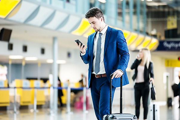 포토 JPG 서양인 여자 남자 실내 서기 성인 두명 앞모습 아웃포커스 스마트폰 캐리어 비즈니스맨 비즈니스우먼 공항 출장 공항라운지 성인만 국내포토 외국인 뷰포인트 비즈니스 교통시설 모션 촬영기법 사람 내부 핸드폰 스마트기기 여행가방 직장인 라운지 파일형식