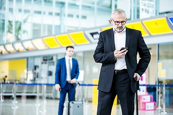 포토 JPG 서양인 노년 남자 실내 서기 성인 두명 앞모습 아웃포커스 스마트폰 캐리어 비즈니스맨 공항 출장 공항라운지 성인남자만 국내포토 외국인 뷰포인트 비즈니스 교통시설 모션 촬영기법 사람 내부 핸드폰 스마트기기 여행가방 직장인 라운지 남자만 성인만 파일형식