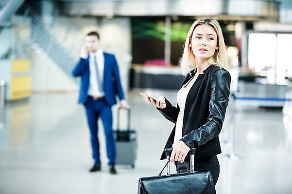 포토 JPG 서양인 응시 여자 남자 서류가방 실내 성인 두명 아웃포커스 스마트폰 캐리어 비즈니스맨 비즈니스우먼 공항 출장 통화 공항라운지 성인만 국내포토 외국인 시선 가방 비즈니스 교통시설 모션 촬영기법 사람 내부 핸드폰 스마트기기 여행가방 직장인 라운지 파일형식