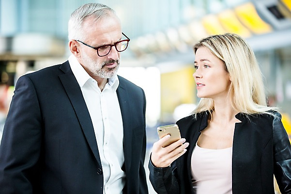 포토 JPG 서양인 여자 노년 남자 실내 상반신 성인 두명 앞모습 아웃포커스 스마트폰 비즈니스맨 비즈니스우먼 공항 동료 출장 공항라운지 성인만 국내포토 외국인 뷰포인트 비즈니스 관계 교통시설 촬영기법 사람 내부 핸드폰 스마트기기 직장인 라운지 파일형식