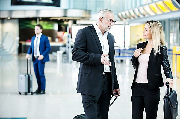 포토 JPG 서양인 여자 노년 남자 서류가방 실내 서기 성인 아웃포커스 세명 캐리어 비즈니스맨 비즈니스우먼 공항 동료 출장 공항라운지 성인만 국내포토 외국인 가방 비즈니스 관계 교통시설 모션 촬영기법 사람 내부 여행가방 직장인 라운지 파일형식