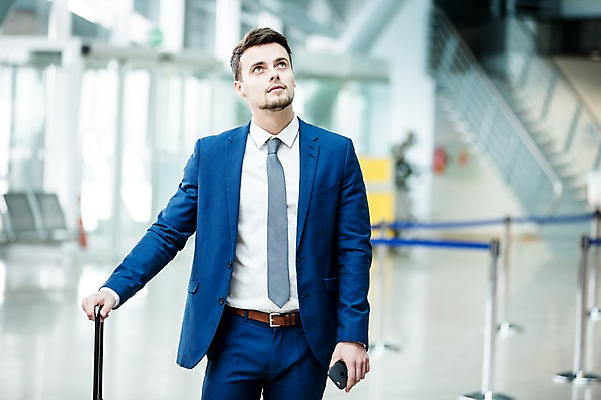 포토 JPG 서양인 응시 남자 실내 한명 상반신 성인 앞모습 아웃포커스 스마트폰 캐리어 비즈니스맨 공항 출장 공항라운지 성인남자한명만 국내포토 외국인 1 시선 뷰포인트 비즈니스 교통시설 촬영기법 사람 내부 핸드폰 스마트기기 여행가방 직장인 라운지 남자한명만 성인남자만 파일형식