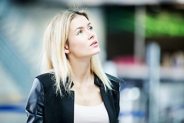 포토 JPG 서양인 응시 여자 실내 한명 상반신 성인 아웃포커스 비즈니스우먼 공항 출장 공항라운지 성인여자한명만 국내포토 외국인 1 시선 비즈니스 교통시설 촬영기법 사람 내부 직장인 라운지 여자한명만 성인여자만 파일형식