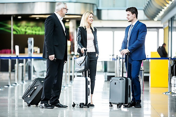 포토 JPG 전신 서양인 여자 노년 남자 서류가방 실내 서기 여러명 성인 아웃포커스 캐리어 비즈니스맨 비즈니스우먼 공항 동료 출장 공항라운지 성인만 국내포토 외국인 다수 가방 비즈니스 관계 교통시설 모션 촬영기법 사람 내부 여행가방 직장인 라운지 파일형식