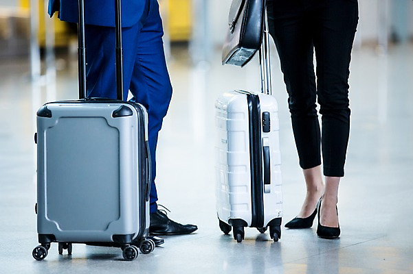 포토 JPG 여자 남자 서류가방 실내 서기 성인 두명 아웃포커스 캐리어 다리 비즈니스맨 비즈니스우먼 공항 동료 출장 공항라운지 성인만 국내포토 가방 비즈니스 관계 교통시설 모션 촬영기법 사람 내부 신체부위 여행가방 직장인 라운지 파일형식