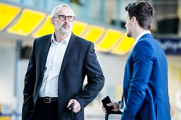 포토 JPG 서양인 노년 남자 실내 상반신 성인 두명 앞모습 옆모습 아웃포커스 스마트폰 캐리어 비즈니스맨 공항 동료 출장 공항라운지 성인남자만 국내포토 외국인 뷰포인트 비즈니스 관계 교통시설 촬영기법 사람 내부 핸드폰 스마트기기 여행가방 직장인 라운지 남자만 성인만 파일형식
