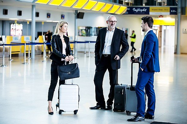 포토 JPG 전신 서양인 여자 노년 남자 서류가방 실내 서기 여러명 성인 캐리어 비즈니스맨 비즈니스우먼 공항 동료 출장 공항라운지 성인만 국내포토 외국인 다수 가방 비즈니스 관계 교통시설 모션 사람 내부 여행가방 직장인 라운지 파일형식