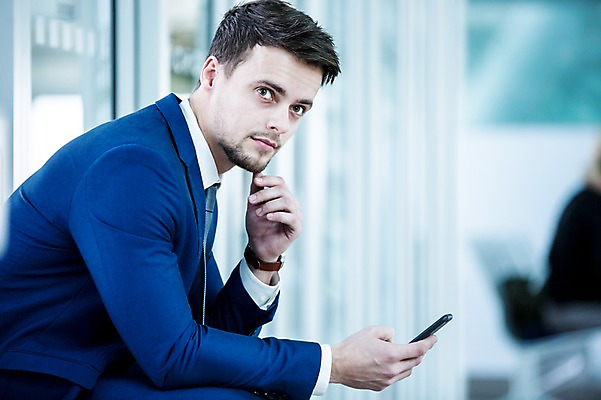 포토 JPG 서양인 응시 남자 실내 앉기 상반신 성인 두명 옆모습 아웃포커스 스마트폰 비즈니스맨 공항 동료 출장 공항라운지 국내포토 외국인 시선 뷰포인트 비즈니스 관계 교통시설 모션 촬영기법 사람 내부 핸드폰 스마트기기 직장인 라운지 파일형식