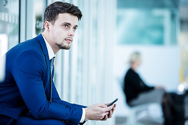 포토 JPG 서양인 남자 실내 앉기 상반신 성인 두명 옆모습 아웃포커스 스마트폰 비즈니스맨 공항 동료 출장 공항라운지 국내포토 외국인 뷰포인트 비즈니스 관계 교통시설 모션 촬영기법 사람 내부 핸드폰 스마트기기 직장인 라운지 파일형식