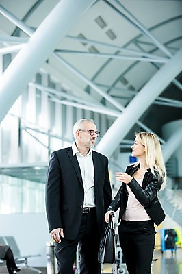 포토 JPG 서양인 여자 노년 남자 서류가방 실내 서기 성인 두명 마주보기 캐리어 비즈니스맨 비즈니스우먼 공항 동료 출장 공항라운지 성인만 국내포토 외국인 가방 비즈니스 관계 교통시설 모션 사람 내부 여행가방 직장인 라운지 파일형식