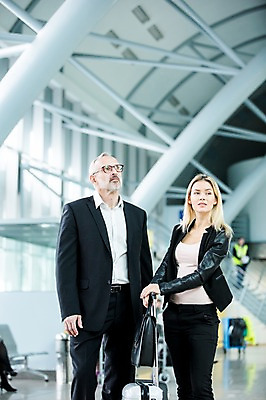 포토 JPG 서양인 응시 여자 노년 남자 서류가방 실내 서기 성인 두명 앞모습 캐리어 비즈니스맨 비즈니스우먼 공항 동료 출장 공항라운지 성인만 국내포토 외국인 시선 뷰포인트 가방 비즈니스 관계 교통시설 모션 사람 내부 여행가방 직장인 라운지 파일형식