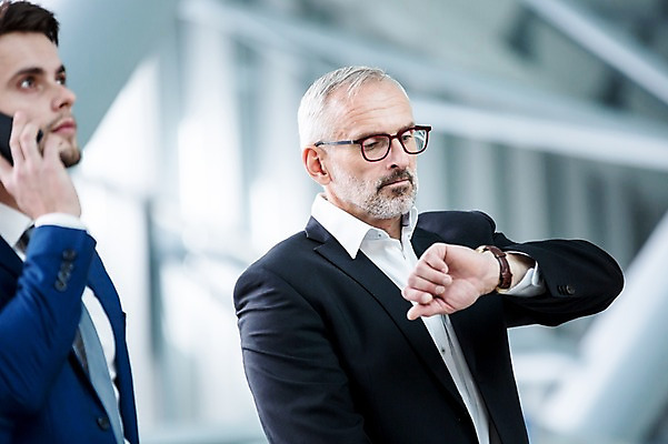 포토 JPG 서양인 노년 남자 실내 상반신 성인 두명 아웃포커스 스마트폰 시간 비즈니스맨 공항 손목시계 동료 출장 통화 공항라운지 성인남자만 국내포토 외국인 시계 비즈니스 장신구 관계 교통시설 모션 촬영기법 사람 내부 핸드폰 스마트기기 직장인 라운지 남자만 성인만 파일형식