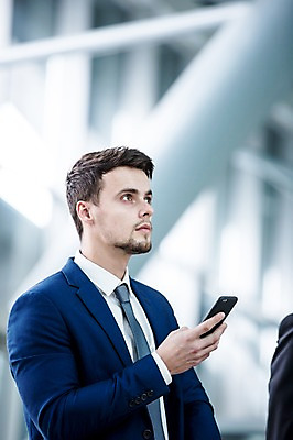 포토 JPG 서양인 응시 남자 실내 한명 상반신 성인 옆모습 아웃포커스 스마트폰 비즈니스맨 공항 출장 공항라운지 성인남자한명만 국내포토 외국인 1 시선 뷰포인트 비즈니스 교통시설 촬영기법 사람 내부 핸드폰 스마트기기 직장인 라운지 남자한명만 성인남자만 파일형식