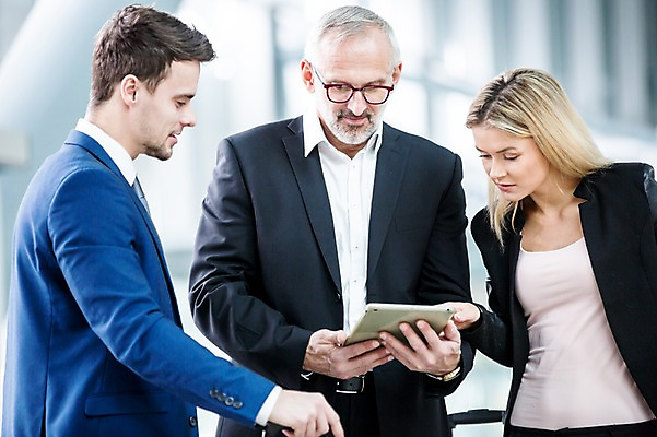 포토 JPG 서양인 여자 노년 남자 실내 상반신 성인 세명 태블릿 비즈니스맨 비즈니스우먼 공항 동료 출장 공항라운지 성인만 국내포토 외국인 비즈니스 관계 교통시설 사람 내부 전자제품 스마트기기 직장인 라운지 파일형식