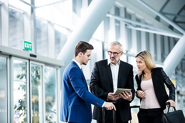 포토 JPG 서양인 여자 노년 남자 서류가방 실내 상반신 성인 세명 태블릿 캐리어 비즈니스맨 비즈니스우먼 공항 동료 출장 공항라운지 성인만 국내포토 외국인 가방 비즈니스 관계 교통시설 사람 내부 전자제품 스마트기기 여행가방 직장인 라운지 파일형식