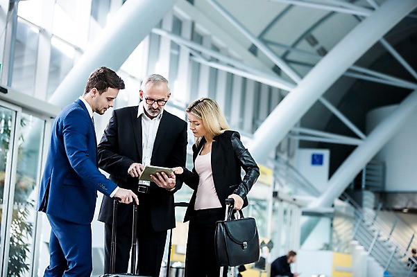 포토 JPG 서양인 여자 노년 남자 서류가방 실내 서기 여러명 성인 태블릿 캐리어 비즈니스맨 비즈니스우먼 공항 동료 출장 공항라운지 성인만 국내포토 외국인 다수 가방 비즈니스 관계 교통시설 모션 사람 내부 전자제품 스마트기기 여행가방 직장인 라운지 파일형식