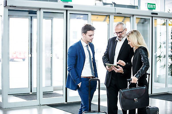 포토 JPG 서양인 여자 노년 남자 서류가방 출입구 실내 서기 성인 세명 태블릿 캐리어 비즈니스맨 비즈니스우먼 공항 동료 출장 공항라운지 성인만 국내포토 외국인 가방 비즈니스 관계 교통시설 모션 사람 내부 전자제품 스마트기기 여행가방 직장인 라운지 파일형식