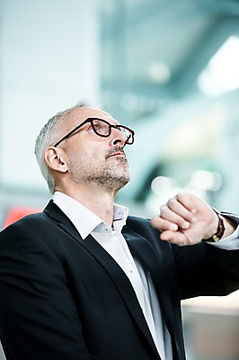 포토 JPG 서양인 노년 남자 안경 실내 한명 상반신 아웃포커스 올려보기 시간 비즈니스맨 공항 손목시계 출장 공항라운지 노인남자한명만 국내포토 외국인 1 잡화 시계 비즈니스 장신구 교통시설 모션 촬영기법 사람 성인 내부 직장인 라운지 남자한명만 노인남자만 파일형식