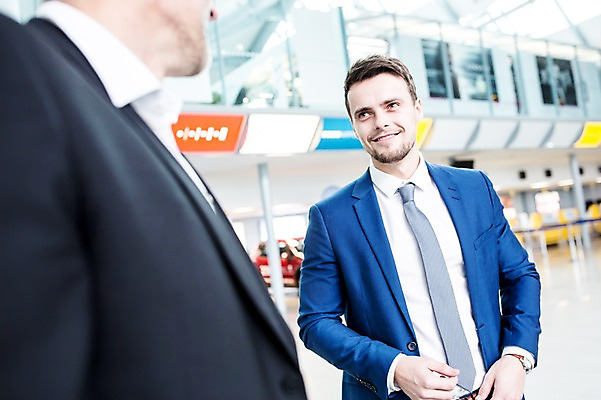 포토 JPG 서양인 남자 실내 상반신 성인 두명 앞모습 아웃포커스 마주보기 비즈니스맨 공항 동료 출장 공항라운지 성인남자만 국내포토 외국인 뷰포인트 비즈니스 관계 교통시설 모션 촬영기법 사람 내부 직장인 라운지 남자만 성인만 파일형식