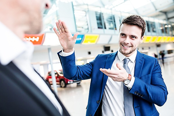 포토 JPG 서양인 남자 실내 대화 웃음 상반신 성인 두명 앞모습 아웃포커스 비즈니스맨 공항 동료 출장 공항라운지 성인남자만 국내포토 외국인 뷰포인트 비즈니스 관계 교통시설 촬영기법 표정 말하기 사람 내부 직장인 라운지 남자만 성인만 파일형식