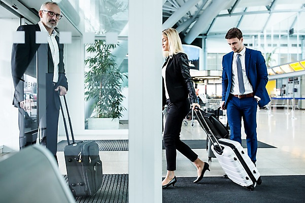 포토 JPG 전신 서양인 여자 노년 남자 출입구 실내 서기 성인 세명 캐리어 비즈니스맨 비즈니스우먼 공항 동료 출장 공항라운지 성인만 국내포토 외국인 비즈니스 관계 교통시설 모션 사람 내부 여행가방 직장인 라운지 파일형식