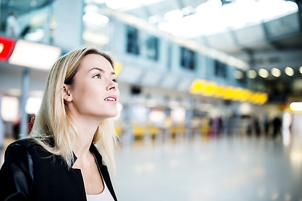 포토 JPG 서양인 응시 여자 실내 한명 상반신 성인 옆모습 아웃포커스 비즈니스우먼 공항 출장 공항라운지 성인여자한명만 국내포토 외국인 1 시선 뷰포인트 비즈니스 교통시설 촬영기법 사람 내부 직장인 라운지 여자한명만 성인여자만 파일형식