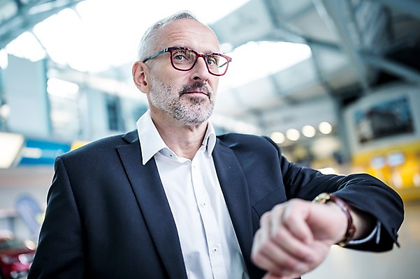 포토 JPG 서양인 노년 남자 실내 한명 상반신 아웃포커스 시간 비즈니스맨 공항 손목시계 출장 공항라운지 노인남자한명만 국내포토 외국인 1 시계 비즈니스 장신구 교통시설 촬영기법 사람 성인 내부 직장인 라운지 남자한명만 노인남자만 파일형식