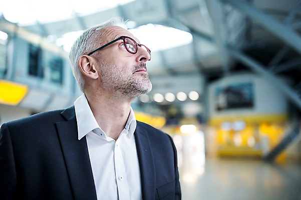 포토 JPG 서양인 응시 노년 남자 실내 한명 상반신 옆모습 아웃포커스 비즈니스맨 공항 출장 공항라운지 노인남자한명만 국내포토 외국인 1 시선 뷰포인트 비즈니스 교통시설 촬영기법 사람 성인 내부 직장인 라운지 남자한명만 노인남자만 파일형식