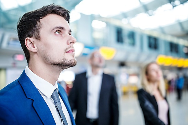 포토 JPG 서양인 응시 여자 노년 남자 실내 상반신 성인 옆모습 아웃포커스 세명 비즈니스맨 비즈니스우먼 공항 동료 출장 공항라운지 성인만 국내포토 외국인 시선 뷰포인트 비즈니스 관계 교통시설 촬영기법 사람 내부 직장인 라운지 파일형식