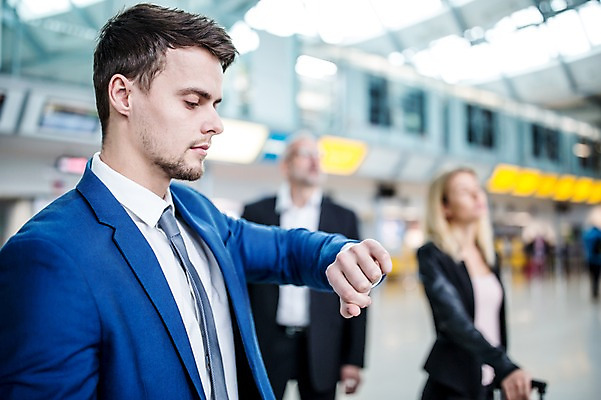 포토 JPG 서양인 여자 노년 남자 실내 상반신 성인 아웃포커스 세명 시간 비즈니스맨 비즈니스우먼 공항 손목시계 동료 출장 공항라운지 성인만 국내포토 외국인 시계 비즈니스 장신구 관계 교통시설 촬영기법 사람 내부 직장인 라운지 파일형식