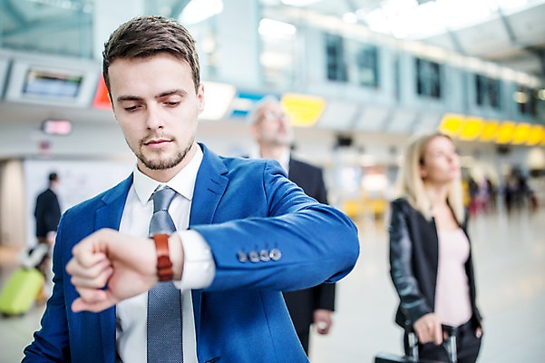 포토 JPG 서양인 여자 노년 남자 실내 여러명 상반신 성인 앞모습 아웃포커스 시간 비즈니스맨 비즈니스우먼 공항 손목시계 동료 출장 공항라운지 성인만 국내포토 외국인 뷰포인트 시계 다수 비즈니스 장신구 관계 교통시설 촬영기법 사람 내부 직장인 라운지 파일형식