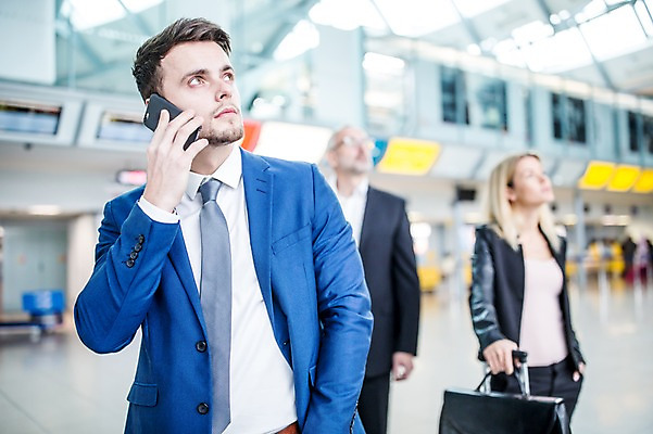 포토 JPG 서양인 응시 여자 노년 남자 실내 상반신 성인 앞모습 아웃포커스 세명 스마트폰 비즈니스맨 비즈니스우먼 공항 동료 출장 통화 공항라운지 성인만 국내포토 외국인 시선 뷰포인트 비즈니스 관계 교통시설 모션 촬영기법 사람 내부 핸드폰 스마트기기 직장인 라운지 파일형식