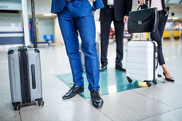 포토 JPG 여자 남자 서류가방 실내 서기 성인 아웃포커스 세명 캐리어 다리 비즈니스맨 비즈니스우먼 공항 동료 출장 공항라운지 성인만 국내포토 가방 비즈니스 관계 교통시설 모션 촬영기법 사람 내부 신체부위 여행가방 직장인 라운지 파일형식