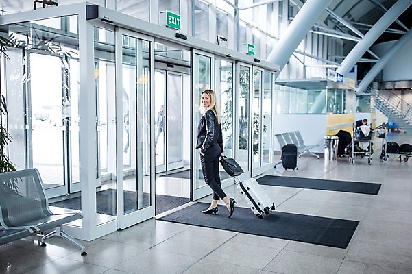 포토 JPG 전신 서양인 여자 실내 한명 서기 웃음 성인 옆모습 걷기 캐리어 비즈니스우먼 공항 출장 공항라운지 성인여자한명만 국내포토 외국인 1 뷰포인트 비즈니스 교통시설 모션 표정 사람 내부 여행가방 직장인 라운지 여자한명만 성인여자만 파일형식