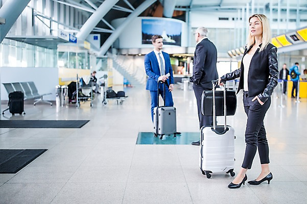 포토 JPG 전신 서양인 여자 노년 남자 실내 서기 여러명 성인 아웃포커스 캐리어 비즈니스맨 비즈니스우먼 공항 동료 출장 공항라운지 성인만 국내포토 외국인 다수 비즈니스 관계 교통시설 모션 촬영기법 사람 내부 여행가방 직장인 라운지 파일형식