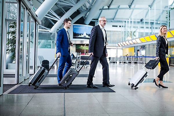 포토 JPG 전신 서양인 여자 노년 남자 실내 성인 옆모습 세명 걷기 캐리어 비즈니스맨 비즈니스우먼 공항 동료 출장 공항라운지 성인만 국내포토 외국인 뷰포인트 비즈니스 관계 교통시설 모션 사람 내부 여행가방 직장인 라운지 파일형식