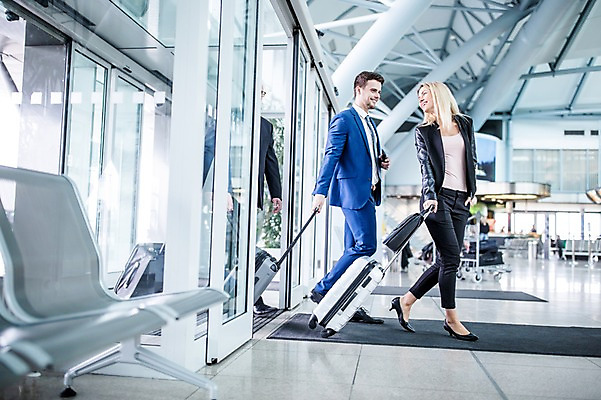 포토 JPG 전신 서양인 여자 노년 남자 실내 웃음 성인 옆모습 세명 걷기 캐리어 비즈니스맨 비즈니스우먼 공항 동료 출장 공항라운지 성인만 국내포토 외국인 뷰포인트 비즈니스 관계 교통시설 모션 표정 사람 내부 여행가방 직장인 라운지 파일형식